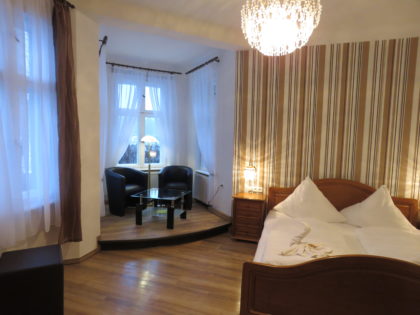 Blick in das Zimmer 10 des Gasthauses "Am Rheinsberger See" mit Erkerblick auf den See