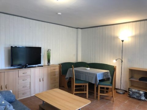 Wohnraum im blauen Ferienhaus