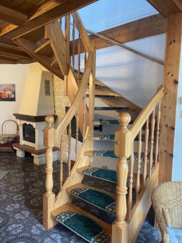 Ferienwohnung "Seeblick" - Wohnzimmer mit Treppe zum Obergeschoss