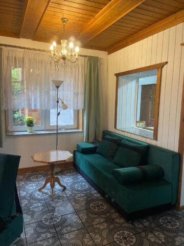 Ferienwohnung "Seeblick" - Wohnzimmer mit Durchreiche zur Küche