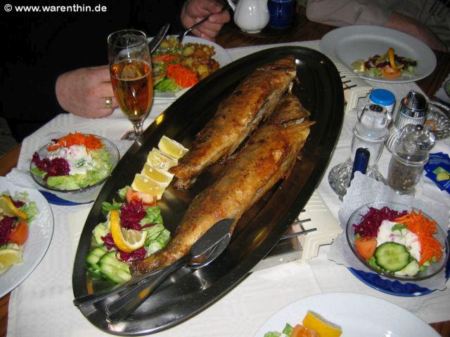 Für frischen Fisch ist das Gasthaus "Am Rheinsberger See" berühmt.