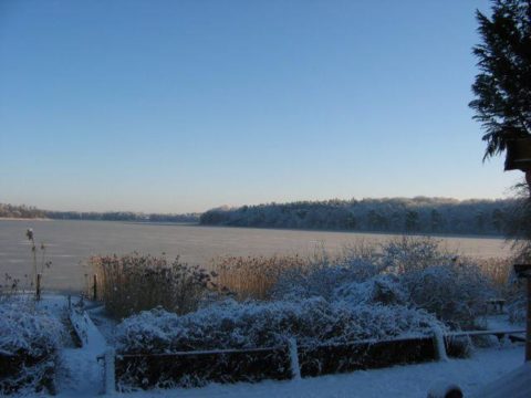 Blick auf den zugefrorenen Rheinsberger See