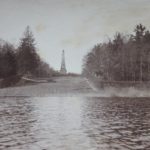 Blick auf den Obelisken im Rheinsberger Schlosspark um 1900.