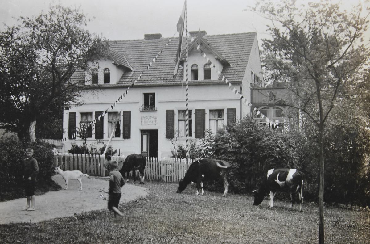 Das Haus der Familie Völkner in Warenthin um 1925.